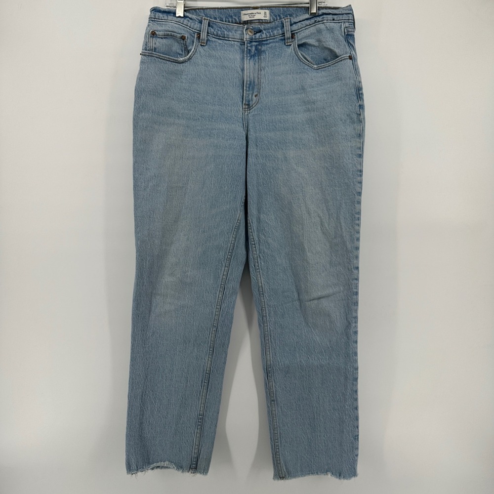 Abercrombie & Fitch Curve Love Mid Rise Straight Jeans Light Wash Size 32 14R